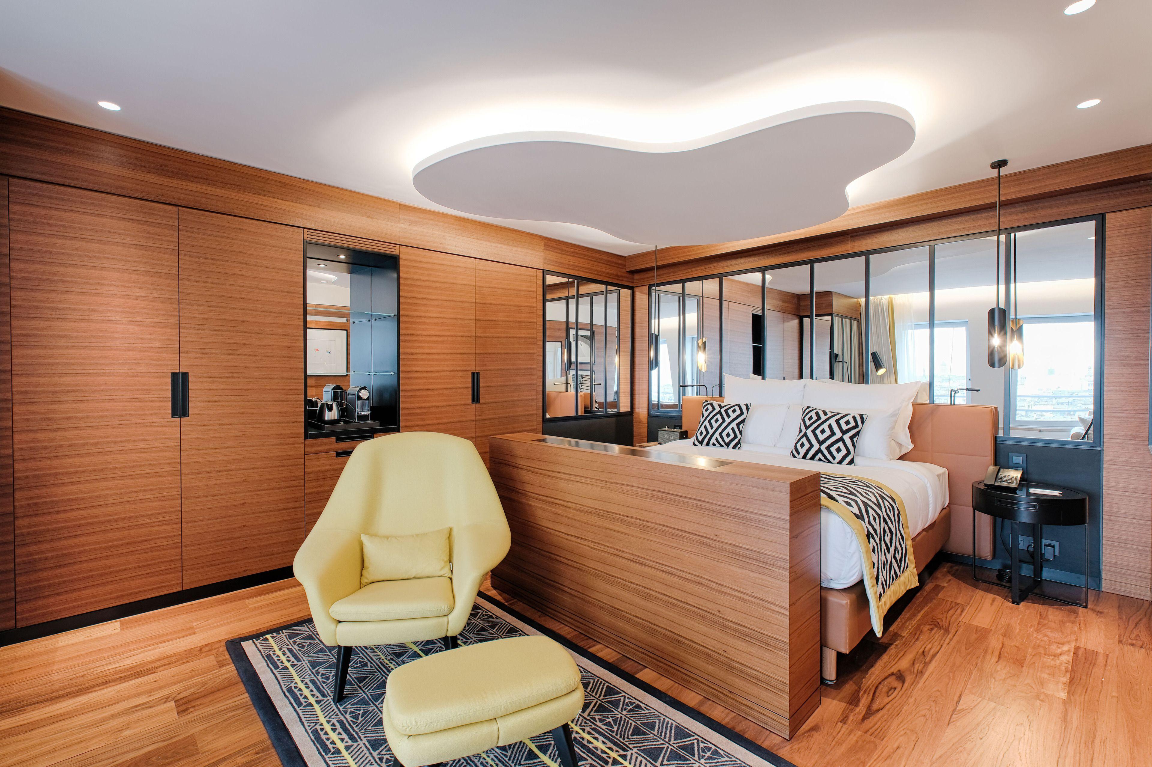 Renaissance Republique & Paris