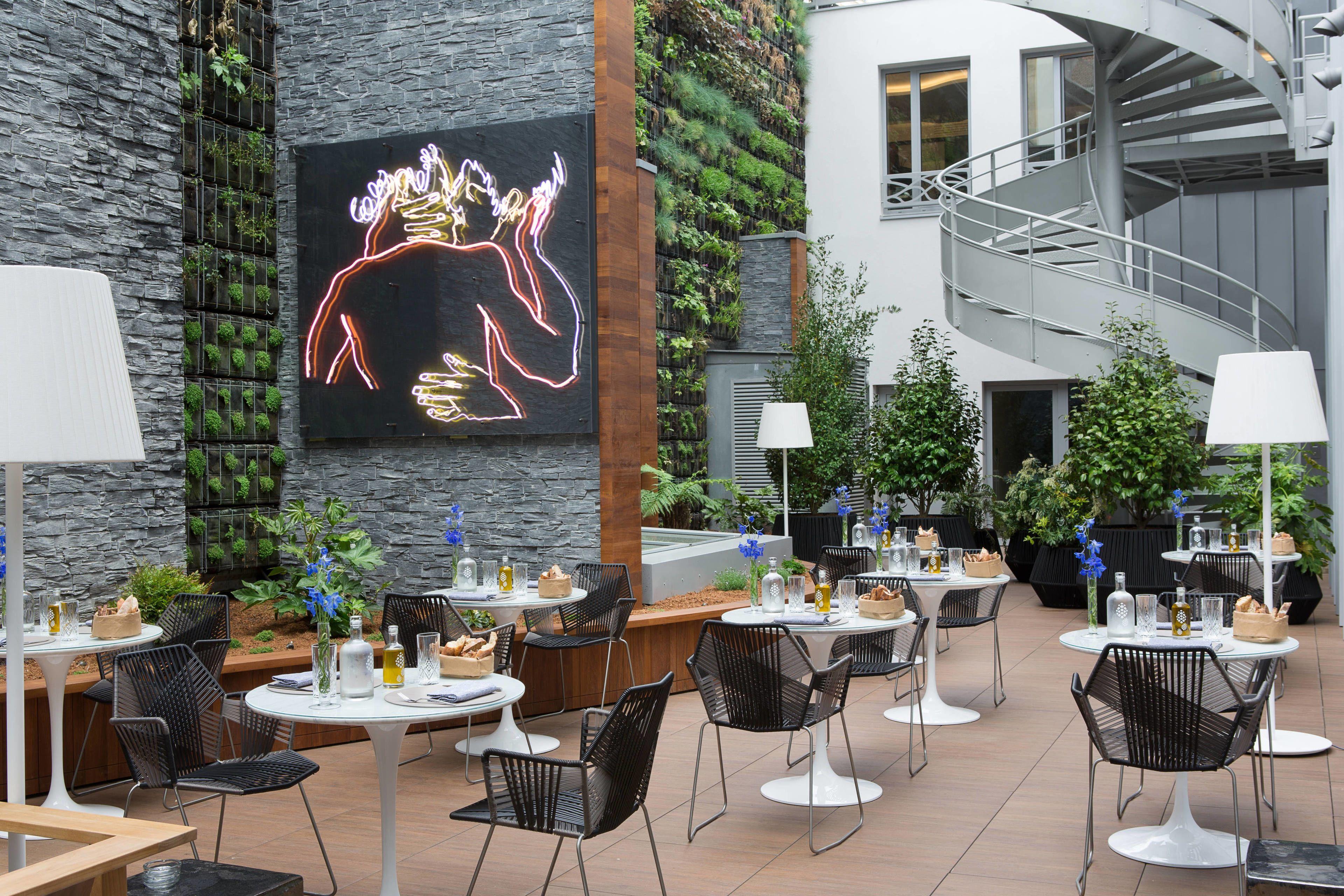 Renaissance Republique & 5*